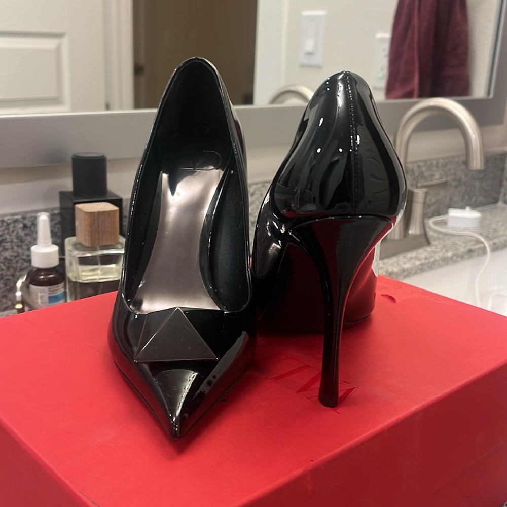 NEW Valentino One Stud Patent Leather Pump - 100 mm size 37.5